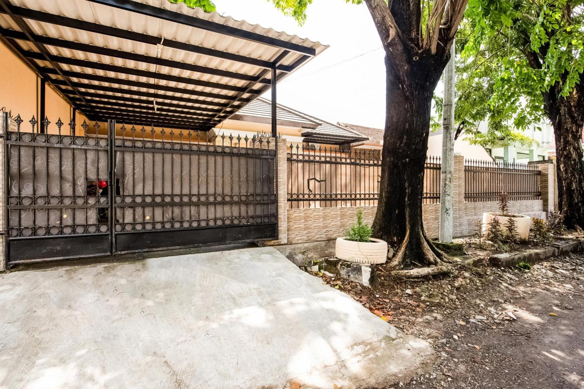 Oyo Life 3398 Griya Rm 19 Syariah 호텔 수라바야 외부 사진